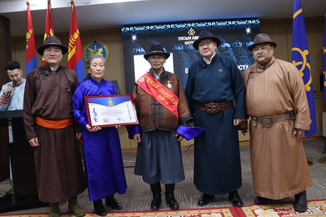 Сумандаа хөдөлмөрлөж, сайхан амьдрах боломж бий.